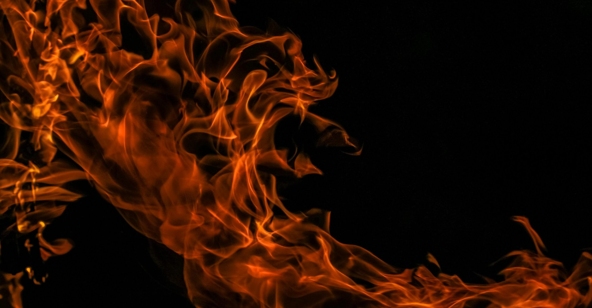 Eldlågor mot svart bakgrund